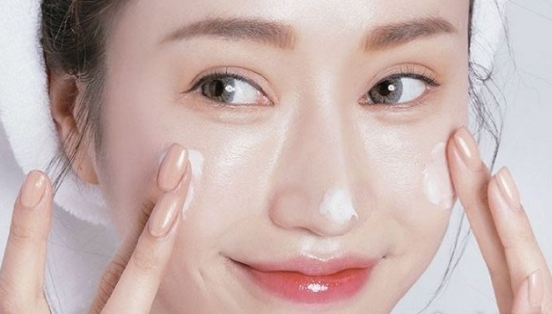 皮肤油腻而长粉刺如何洗脸才最合理？