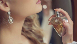 喷香水的正确方法是什么？