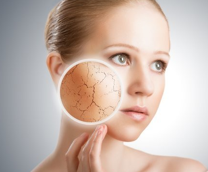 你身上皮肤干燥起皮是什么原因引起的？